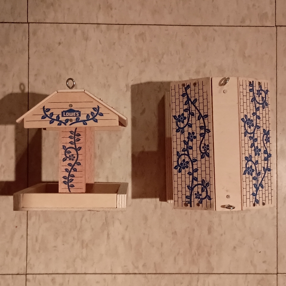 3/$10 🌟 Lowe's Kids Workshop Wooden Bird Feeder with Blue Floral Design  2/2